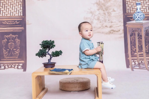 南阳女宝宝换尿布