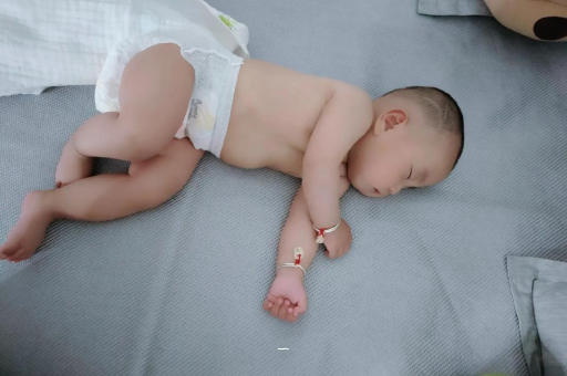 南阳宝宝胳膊上起红疙瘩